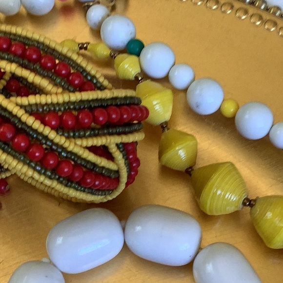 “MELLOW YELLOW” VINTAGE & MODERN JEWELRY LOT.Necklaces & Bracelets.All wearable. - Picture 5 of 8